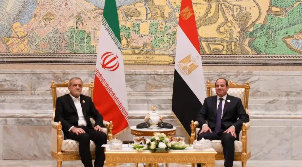 الرئيس المصري عبد الفتاح السيسي خلال لقائه نظيره الإيراني في القاهرة ديسمبر 2024 (الرئاسة المصرية)