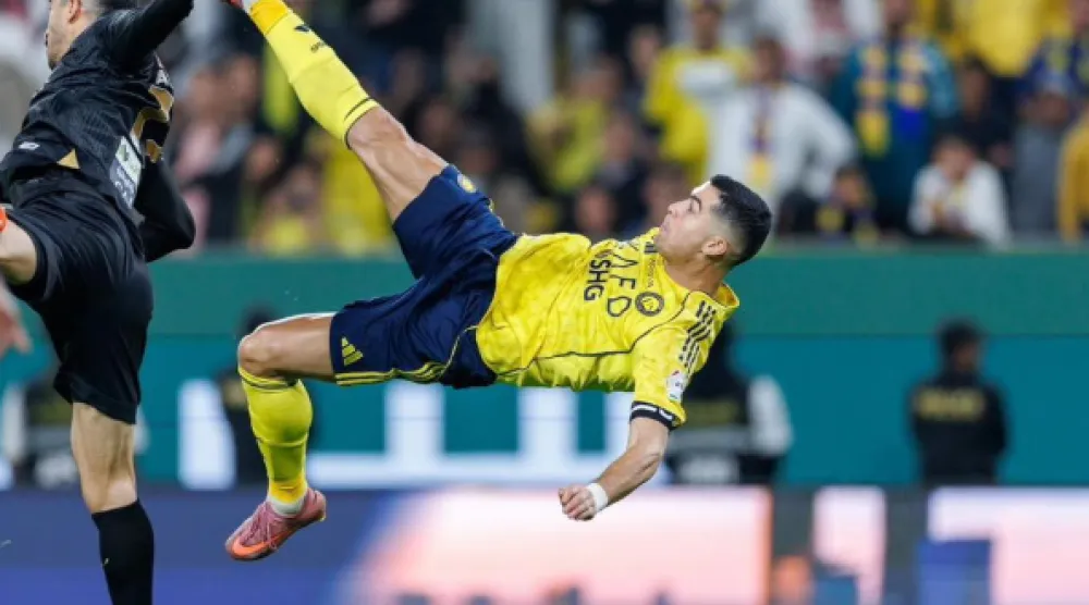 هدف البرتغالي كريستيانو رونالدو قائد النصر أمام الخليج (رويترز)