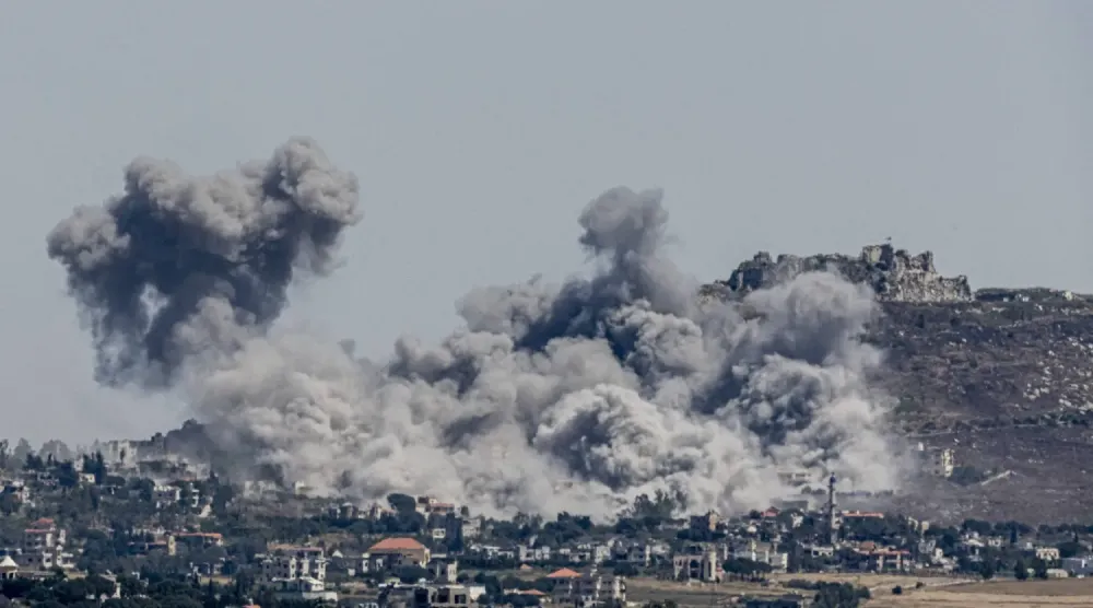 Güney Lübnan'daki Nebatiye'den görülen, tarihi Şakif (Beaufort) Kalesi yakınlarını hedef alan İsrail hava saldırısı, 4 Haziran 2026 (New York Times)