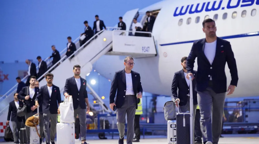 منتخب إيران لكرة القدم عند وصوله إلى تيخوانا (رويترز)