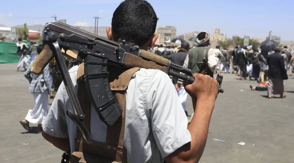مسلح حوثي في صنعاء خلال حشد لمناسبة ما تسميه الجماعة «يوم الولاية» (إ.ب.أ)