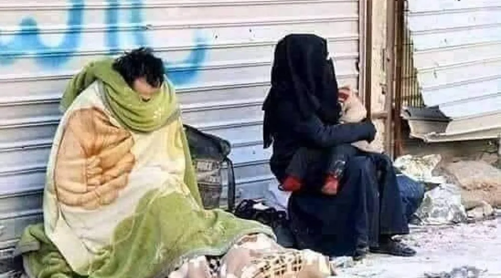 عائلة يمنية مشردة بعد توقف مصدر دخل العائل (إكس)