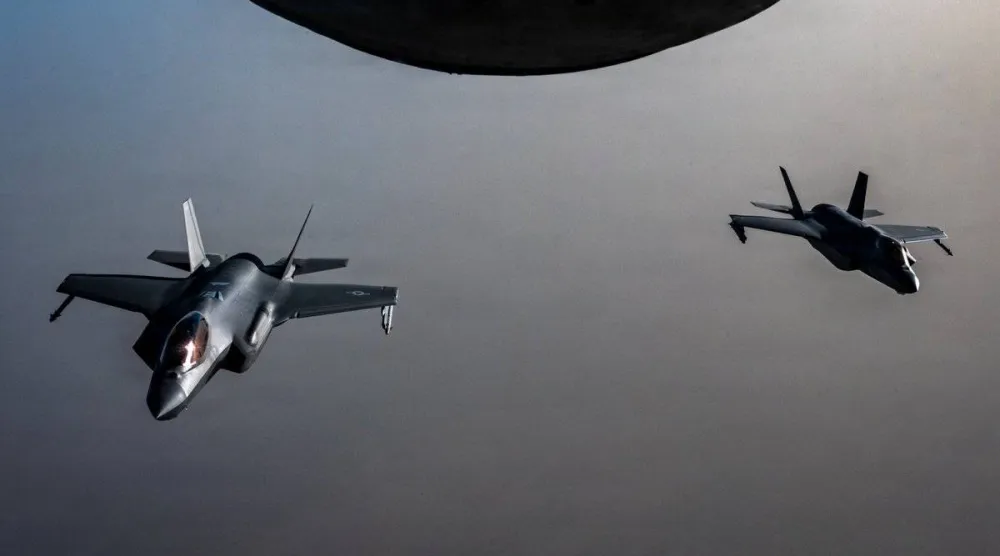 مقاتلتان من طراز الشبح F-35A تابعتان للقوات الجوية الأميركية أثناء تحليقهما في أجواء الشرق الأوسط  («سنتكوم»)