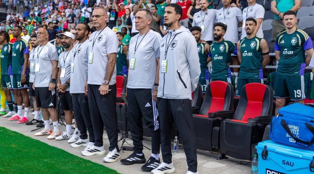 فهد المفرج يقف إلى جوار الجهاز الفني في ودية الأخضر أمام السنغال (المنتخب السعودي) 