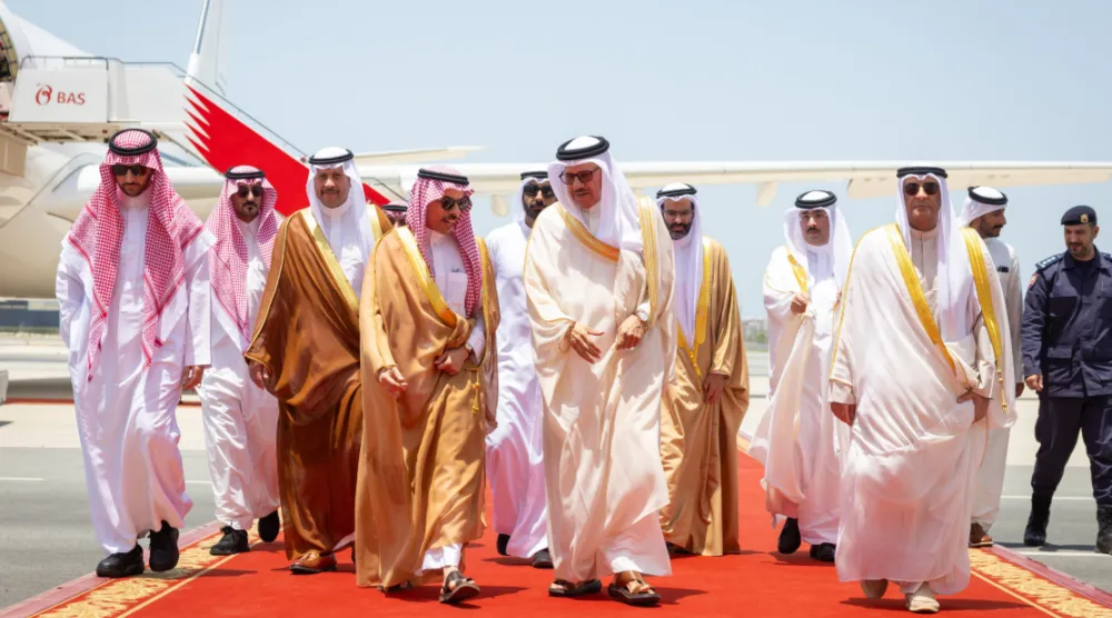 وزير الخارجية السعودي يصل إلى المنامة وفي مقدمة مستقبليه وزير خارجية البحرين (الخارجية السعودية)
