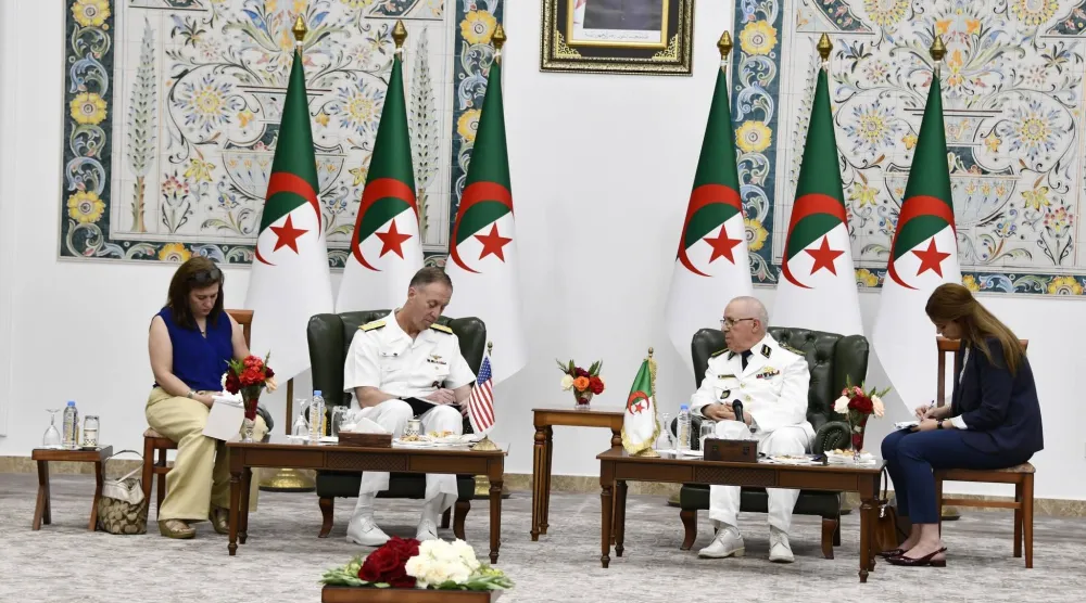 جانب من محادثات الأميرال جورد ويكوف بوزارة الدفاع الجزائرية (وزارة الدفاع)