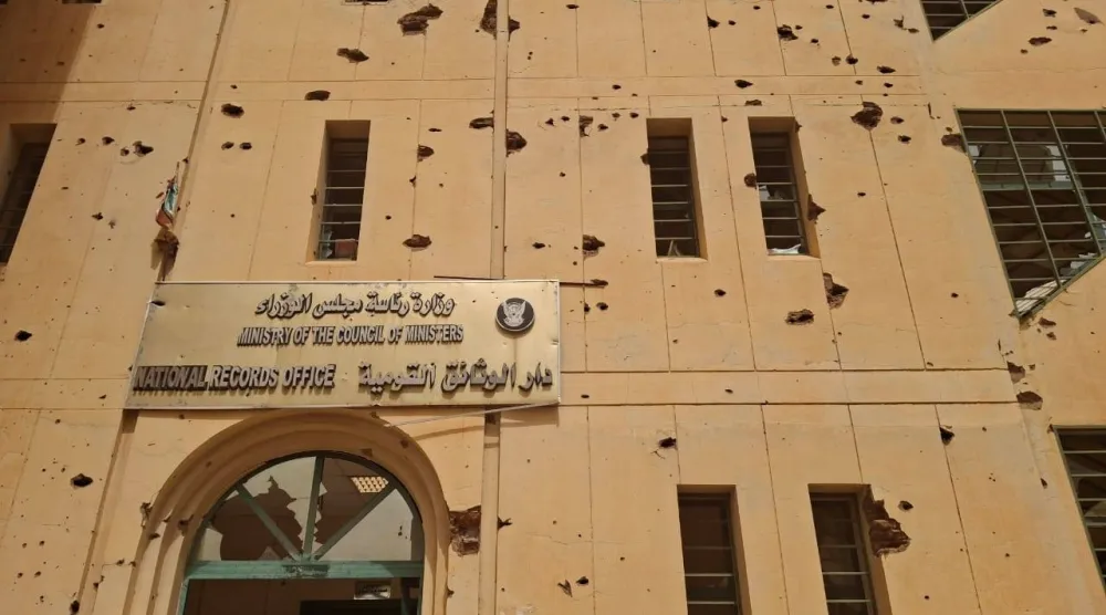 آثار الحرب على مقر «دار الوثائق القومية» (الشرق الأوسط)