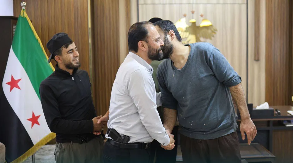 الأمن الداخلي السوري يستقبل المحتجزين الذين جرى تحريرهم من سجون «الحرس الوطني» في السويداء الجمعة (الإخبارية السورية)