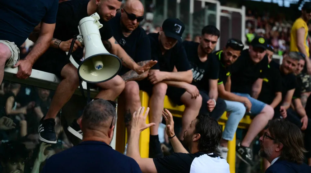 جماهير يوفنتوس استدعوا قائد الفريق مانويل لوكاتيلي لإبلاغه بمطالبهم (أ.ف.ب)