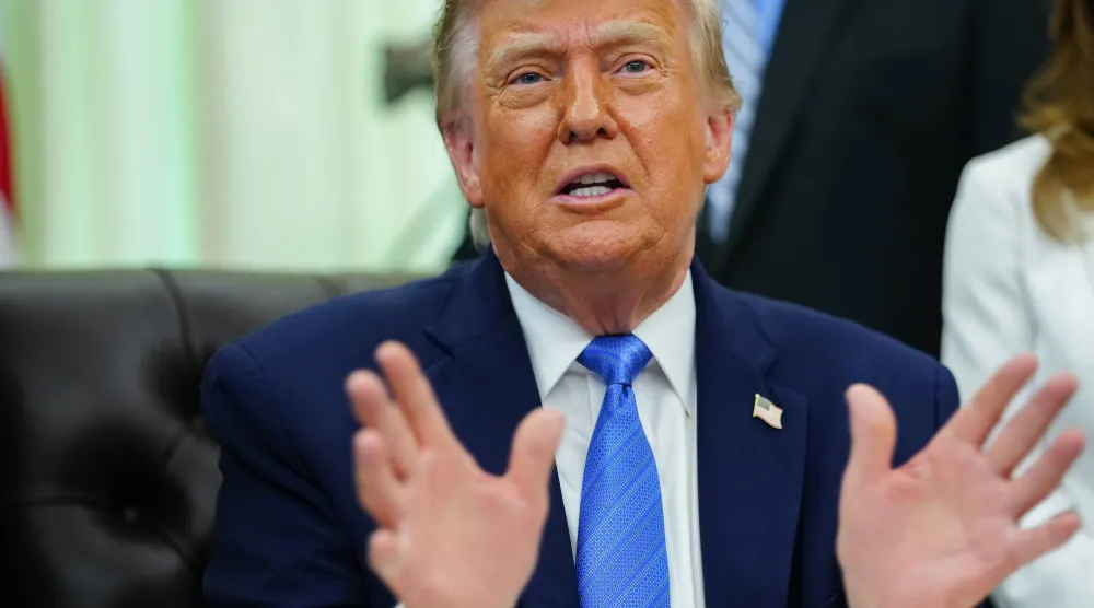 الرئيس الأميركي دونالد ترمب يتحدث من المكتب البيضاوي بالبيت الأبيض في العاصمة واشنطن 10 يونيو 2026 (إ.ب.أ) 