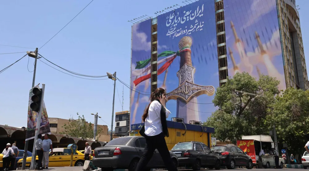 امرأة تسير في أحد شوارع طهران (أ.ف.ب)
