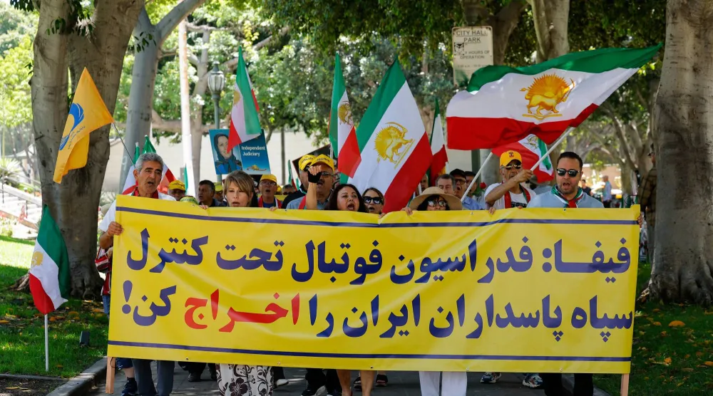 متظاهرون يطالبون بتعليق عضوية إيران أو استبعادها من المنافسات الدولية (رويترز)