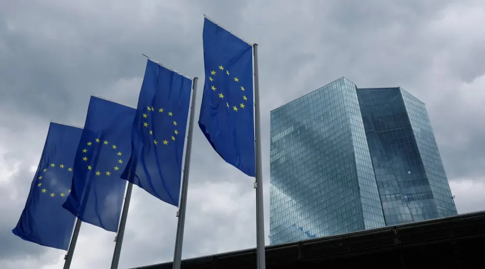 Frankfurt'taki Avrupa Merkez Bankası binasının üzerinde kara bulutlar görülüyor (Reuters)