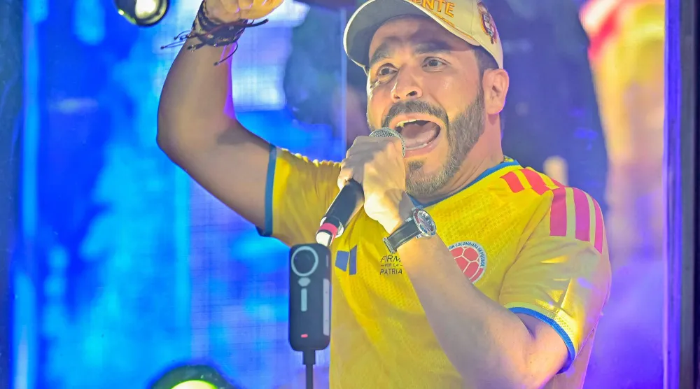 المرشح الرئاسي الكولومبي أبيلاردو دي لا إسبريلا يلقي خطاباً أمام أنصاره من خلف زجاج مضاد للرصاص خلال تجمع انتخابي في كارتاخينا بكولومبيا (أ.ف.ب)