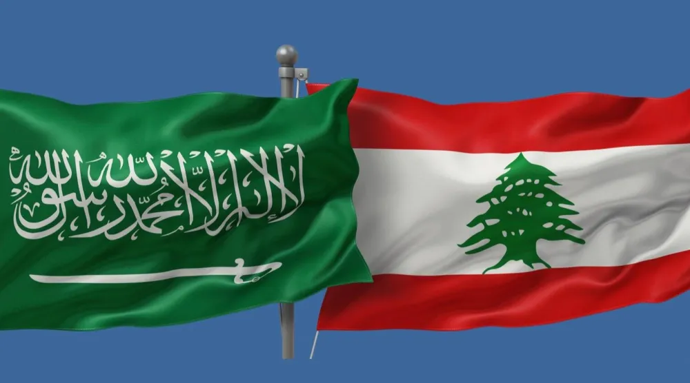 صورة للعلمين اللبناني والسعودي (الوكالة الوطنية للإعلام)