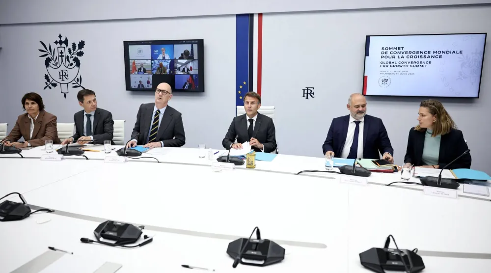 الرئيس ماكرون يتحدّث خلال اجتماع تمهيدي لأعمال قمة السبع في الإليزيه يوم 11 يونيو (أ.ف.ب)