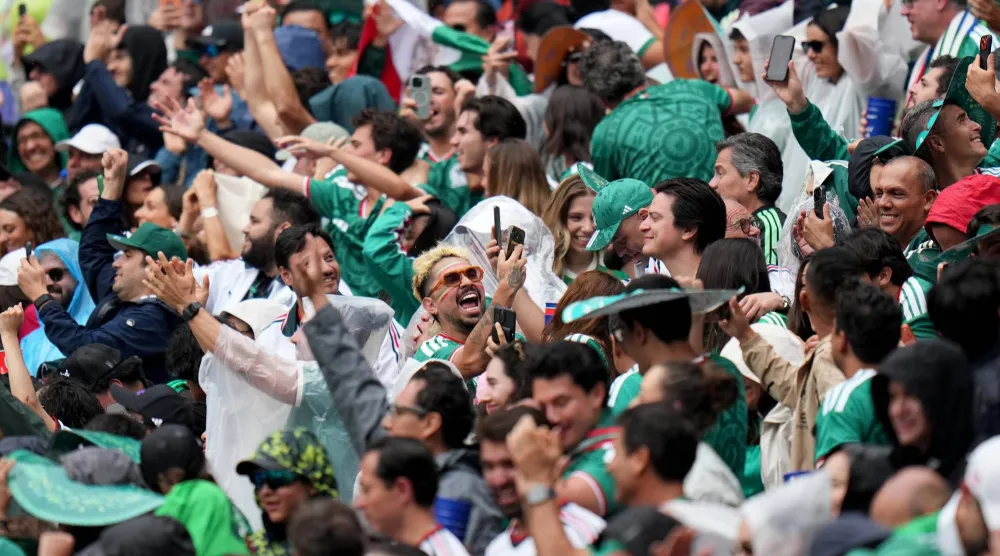 احتفل مشجعو المنتخب المكسيكي خلال الشوط الثاني من مباراة المكسيك وجنوب أفريقيا (أ.ب)