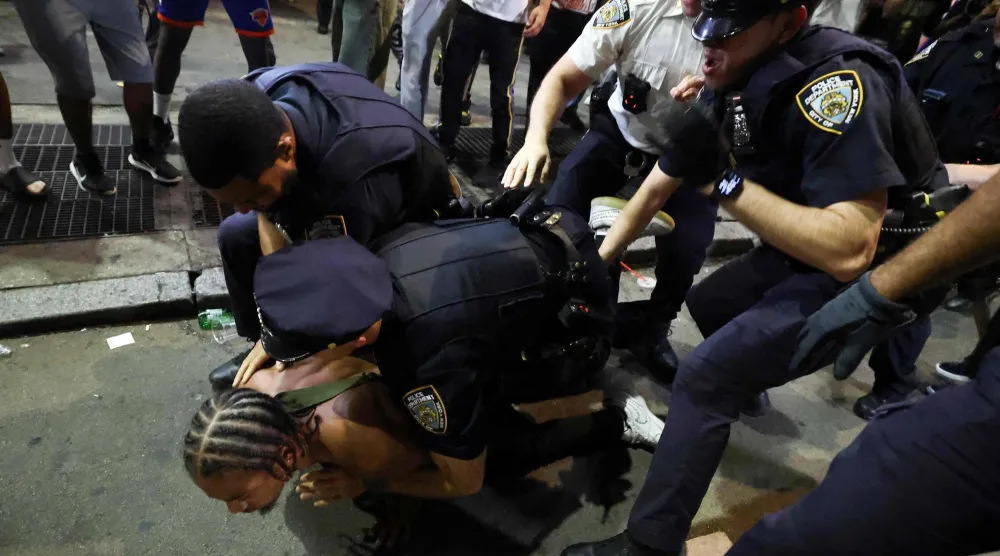 جرى توقيف 15 شخصا بينما أُطلق سراح 41 شخصاً (أ.ف.ب)