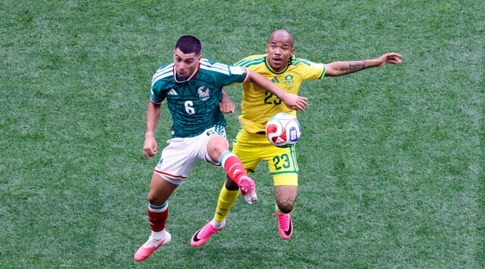 إريك ليرا لاعب وسط المكسيك (أ.ف.ب) 