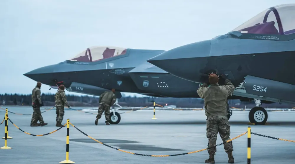 ABD Hava Kuvvetleri'ne ait iki F-35 Lightning II savaş uçağı, 24 Şubat 2022'de Estonya'daki Amari Hava Üssü'ne iniş yaparken (Reuters)