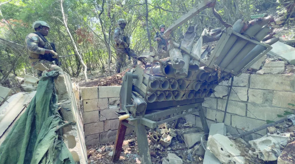 عناصر من البعثة الفرنسية في «يونيفيل» يفككون راجمة صواريخ تابعة لـ«حزب الله» في وادي السلوقي بجنوب لبنان (أرشيفية - أ.ب)