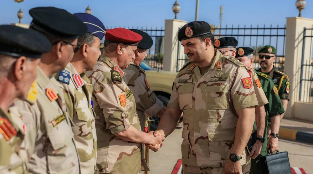 صدام حفتر يصافح عدداً من المسؤولين خلال زيارته إلى سبها بالجنوب الليبي (القيادة العامة)