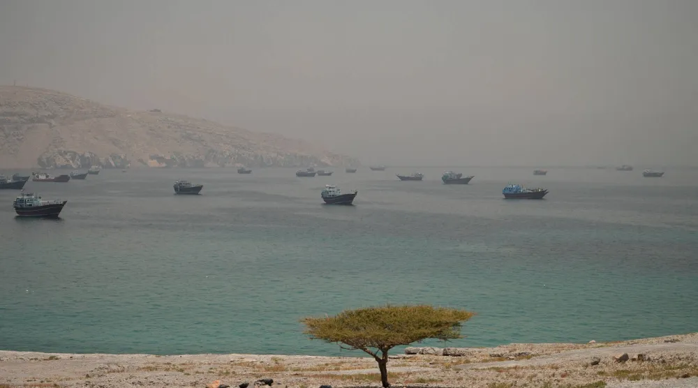 سفن راسية في مضيق هرمز (رويترز)
