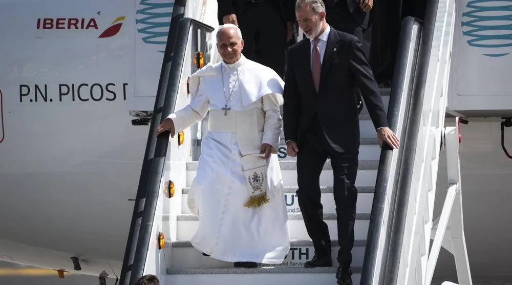 Pope Leo XIV (L) and King Felipe VI disembark from the plane that was supposed to take the pontiff back to Rome after his seven-day trip to Spain, due to technical problems preventing its takeoff from Los Rodeos Airport, Tenerife Island, Canary Islands, 12 June 2026. (EPA)