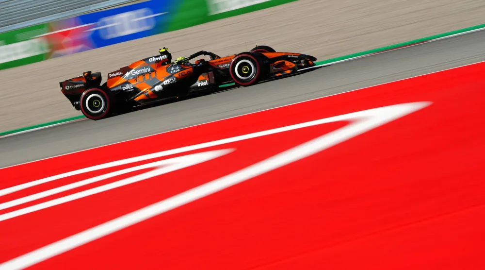 لاندو نوريس سائق «مكلارين» الأسرع في أول أيام «برشلونة» (د.ب.أ)