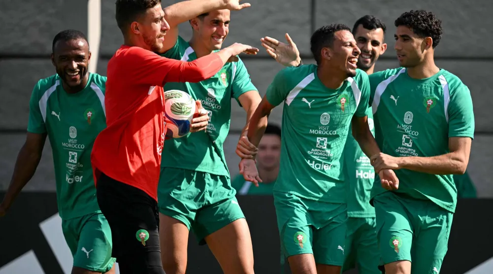 لاعبو المنتخب المغربي ومنويات مرتفعة في حصة تدريبية قبل مواجهة البرازيل (أ.ف.ب)