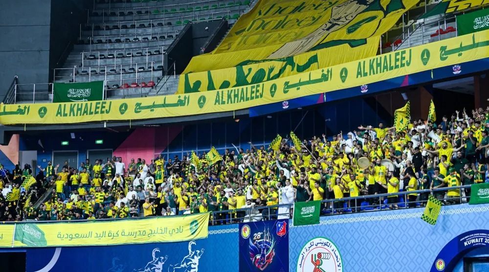 جماهير الخليج تحتفل بفوز فريقها على الدحيل (موقع النادي)
