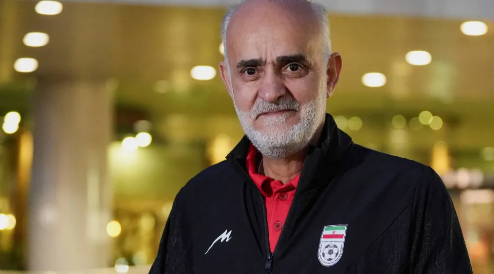 عمر نبي المشرف على المنتخب الإيراني (رويترز)