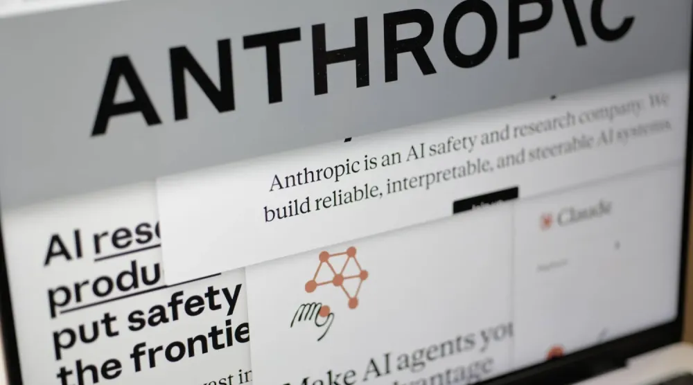 New York'ta bir bilgisayar ekranında Anthropic web sitesinden sayfalar ve şirket logosu gösteriliyor (AP)