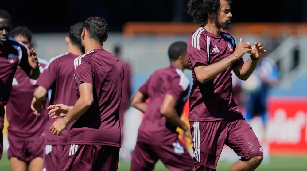 منتخب قطر يستعد بقوة لمواجهة سويسرا (أ.ب)
