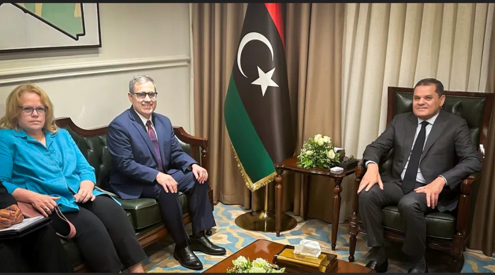 الدبيبة خلال استقبال القائم بأعمال السفارة الأميركية جيريمي برنت في طرابلس الخميس الماضي (السفارة الأميركية)