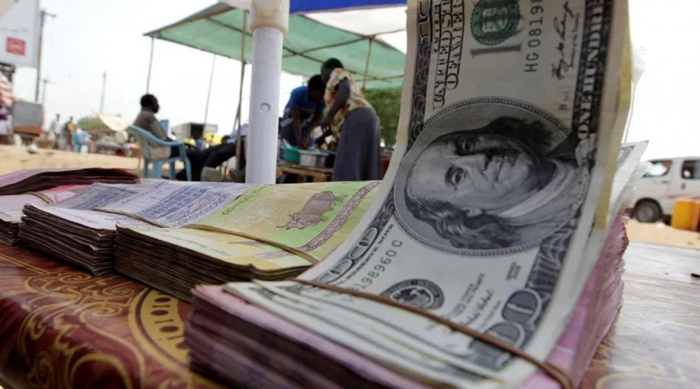 هبط سعر صرف الجنيه السوداني إلى مستوى قياسي ليعادل نحو 6000 جنيه مقابل الدولار (رويترز)