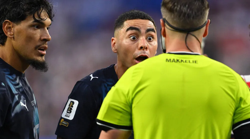 ألميرون لاعب باراغواي يبدي ردة فعله من قرار الحكم (أ.ف.ب)