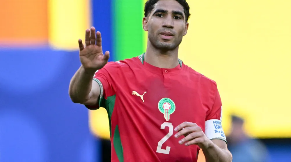 حكيمي خلال مباراة البرازيل (أ.ف.ب)