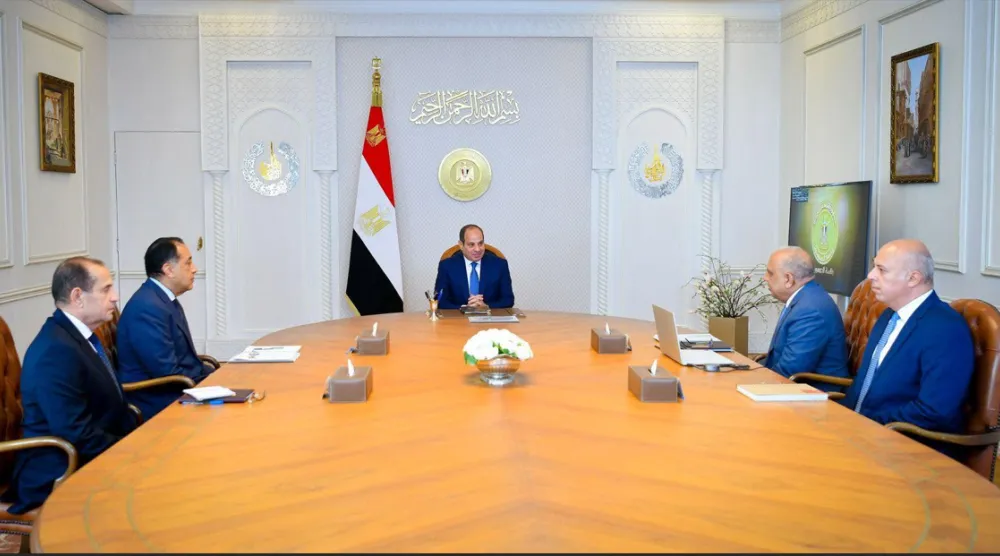 الرئيس المصري عبد الفتاح السيسي مجتمعاً مع رئيس الوزراء ووزير الكهرباء يوم الأحد (الرئاسة المصرية)