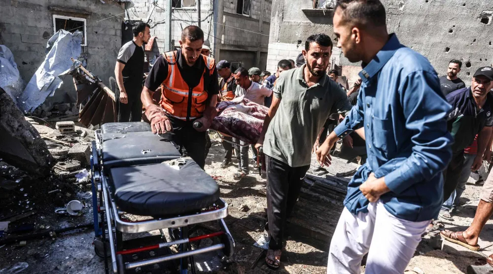 عناصر إنقاذ فلسطينية في موقع غارة إسرائيلية استهدفت خان يونس جنوب غزة يوم الأحد (أ.ف.ب)