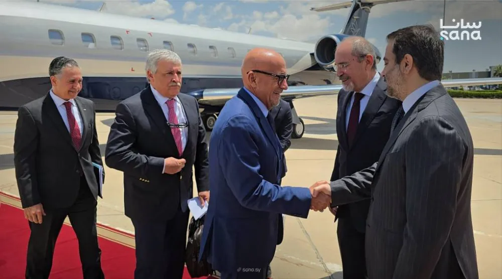 استقبل وزير الخارجية أسعد حسن الشيباني وفداً وزارياً أردنياً رفيع المستوى برئاسة نائب رئيس ‏الوزراء وزير الخارجية وشؤون المغتربين أيمن الصفدي في مطار دمشق الدولي (سانا)