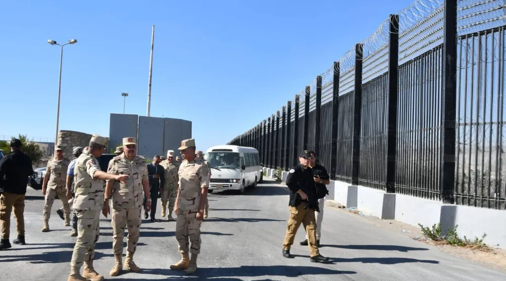 رئيس أركان الجيش المصري الفريق أحمد خليفة يتفقد إحدى نقاط تأمين خط الحدود الدولية على الاتجاه الاستراتيجي الشمالي الشرقي (أرشيفية - المتحدث العسكري)