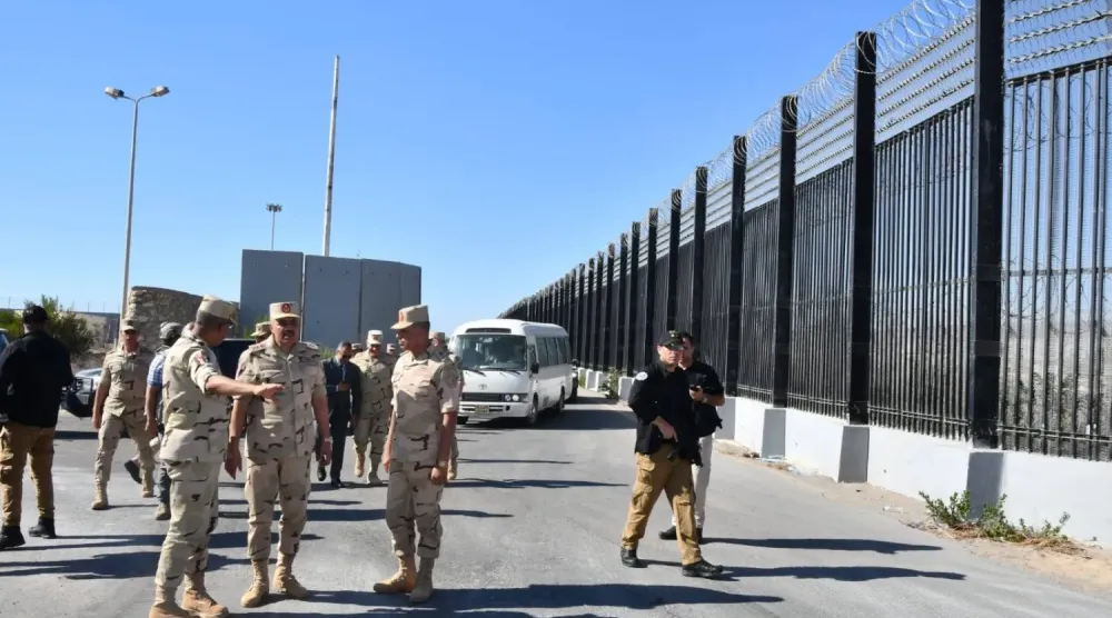 Mısır Genelkurmay Başkanı Korgeneral Ahmed Halife, kuzeydoğu stratejik istikametindeki uluslararası sınır hattında bulunan bir güvenlik noktasını denetlerken görülüyor. (Arşiv – Mısır Silahlı Kuvvetleri Sözcülüğü)
