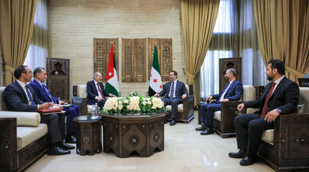 لقاء وزير الخارجية والمغتربين أسعد الشيباني بنائب رئيس الوزراء ووزير الخارجية وشؤون المغتربين في المملكة الأردنية الهاشمية أيمن الصفدي في العاصمة دمشق الأحد (الخارجية السورية)