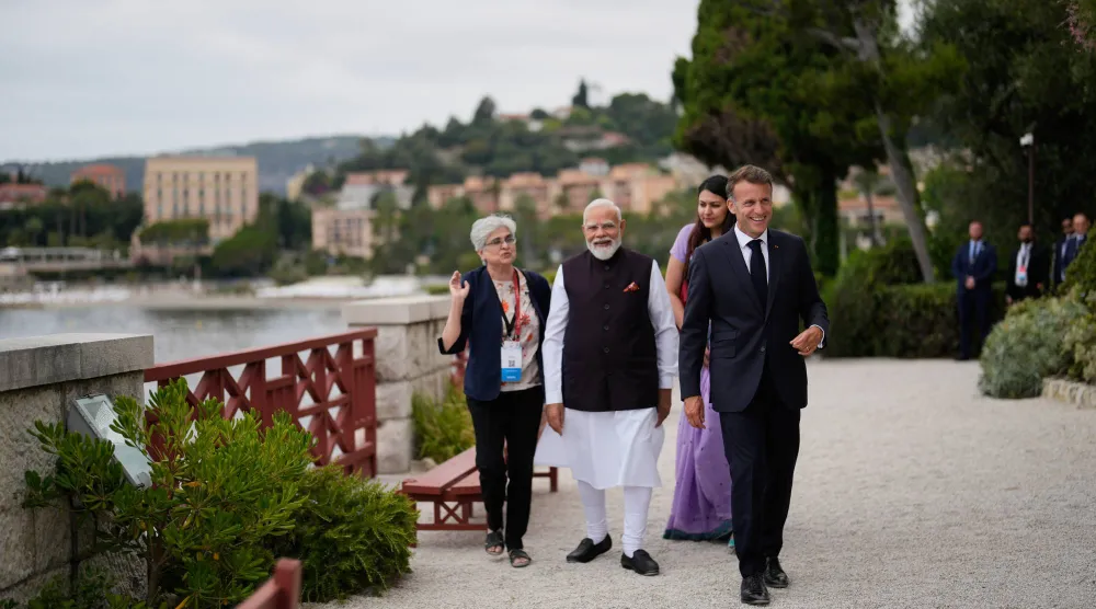 (foto altı) Fransa Cumhurbaşkanı Emmanuel Macron, 14 Haziran’da Fransa’nın güneyinde ikili görüşmeler için gelen Hindistan Başbakanı Narendra Modi’yi karşıladı. (AP)