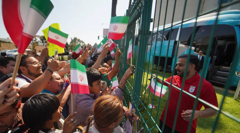 بعثة المنتخب الإيراني غادرت تيخوانا وسط تحية الجماهير (رويترز)