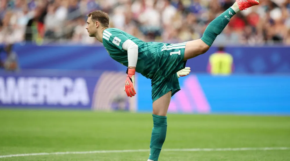 مانويل نوير حارس مرمى ألمانيا (رويترز)