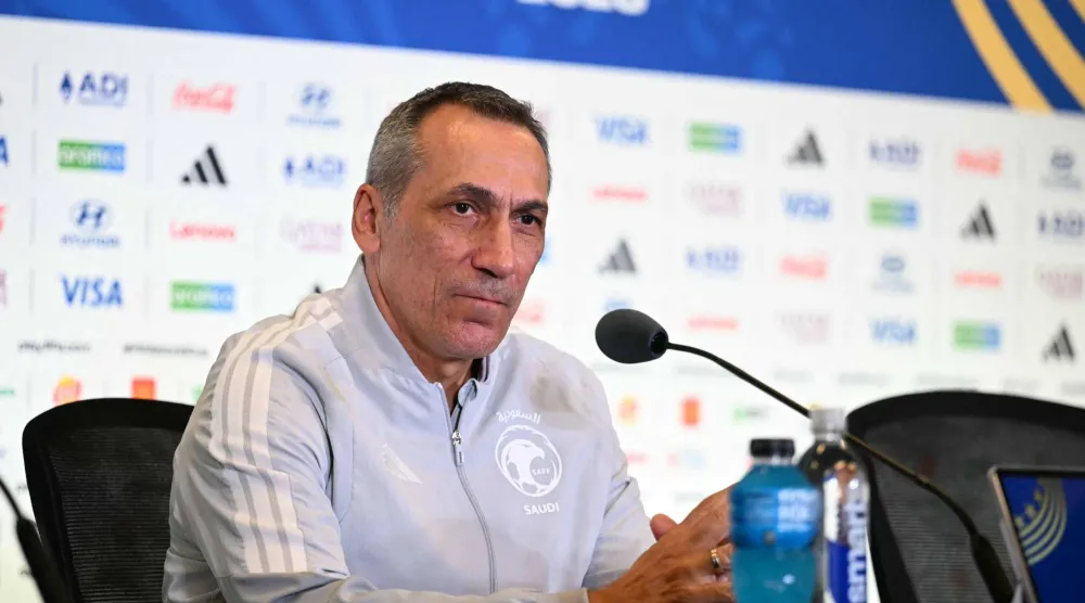 اليوناني دونيس مدرب المنتخب السعودي في المؤتمر الصحافي (أ.ف.ب)