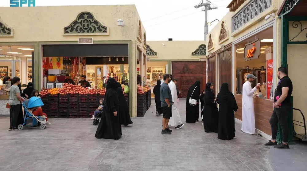 أناس يتبضعون في إحدى الأسواق في السعودية (واس)