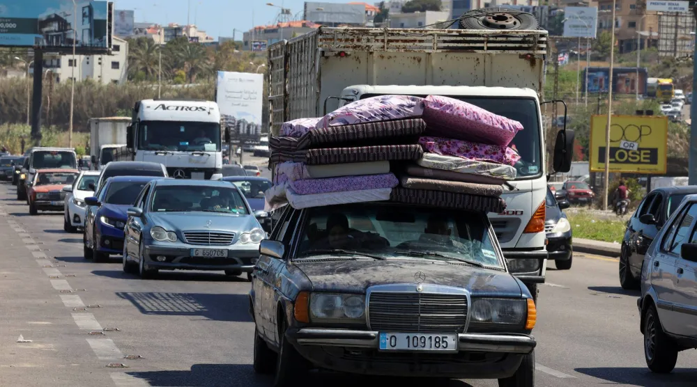 نازحون لبنانيون يعودون إلى منازلهم في جنوب لبنان عبر مدينة صيدا (رويترز)